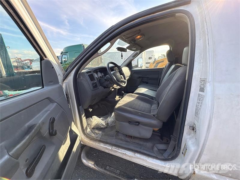 Dodge Ram 5500 Lastbil med lad/Flatbed
