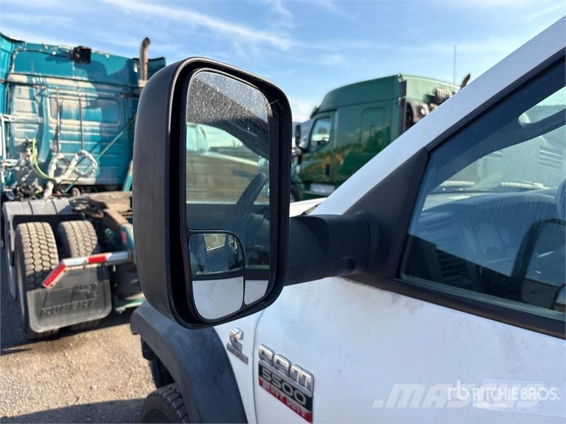 Dodge Ram 5500 Lastbil med lad/Flatbed