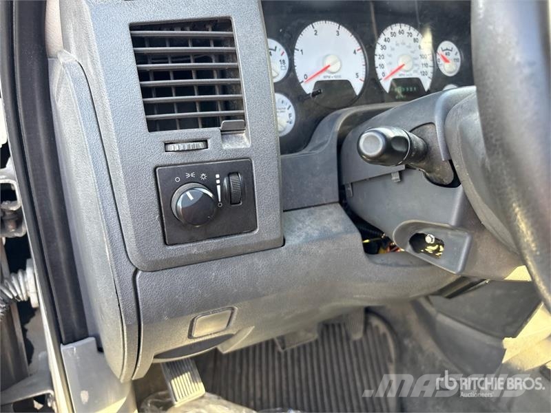Dodge Ram 5500 Lastbil med lad/Flatbed