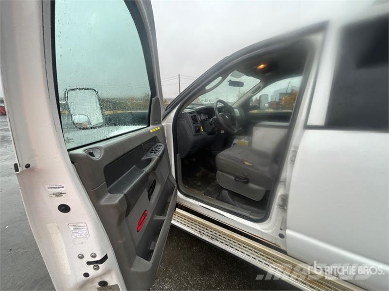 Dodge Ram 5500 Caja abierta/laterales abatibles
