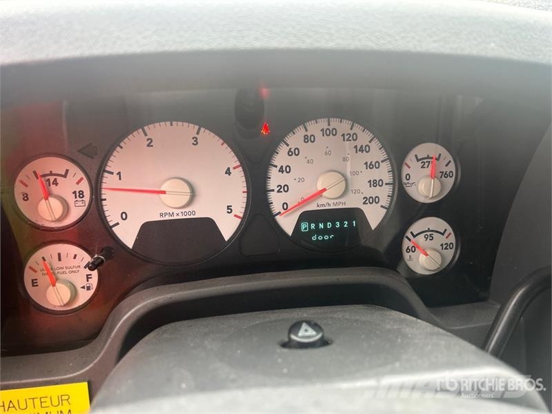 Dodge Ram 5500 Caja abierta/laterales abatibles