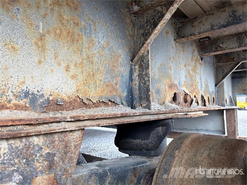 Doepker 53 ft Tri/A Flatbed Trailer (Inoperable) Platformy / Przyczepy z otwieranymi burtami