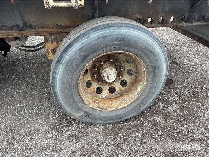 Doepker 53 ft Tri/A Flatbed Trailer Flatbed/Dropside trailers