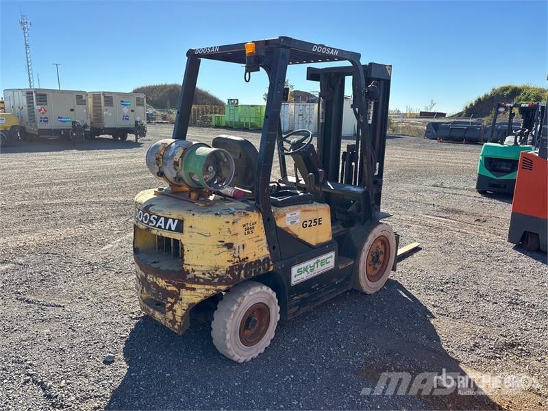 Doosan G25E-3 4500 lb Cushion Tire Forklift Heftrucks overige
