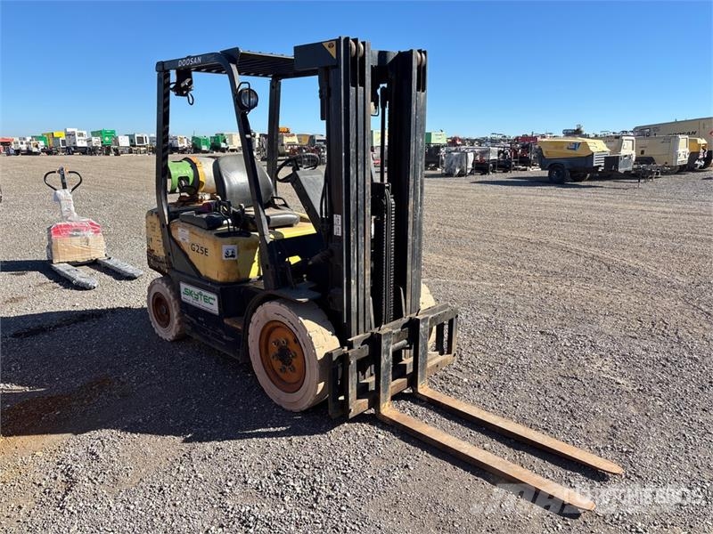 Doosan G25E-3 4500 lb Cushion Tire Forklift Heftrucks overige