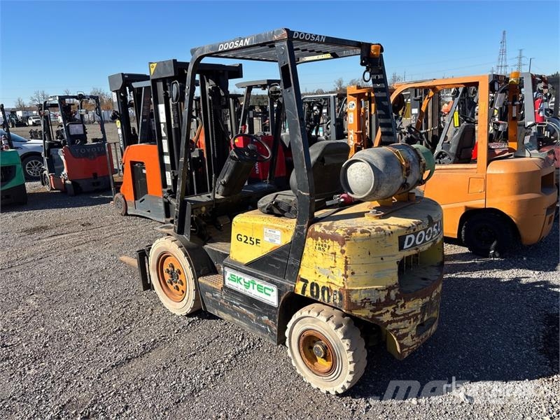 Doosan G25E-3 4500 lb Cushion Tire Forklift Heftrucks overige