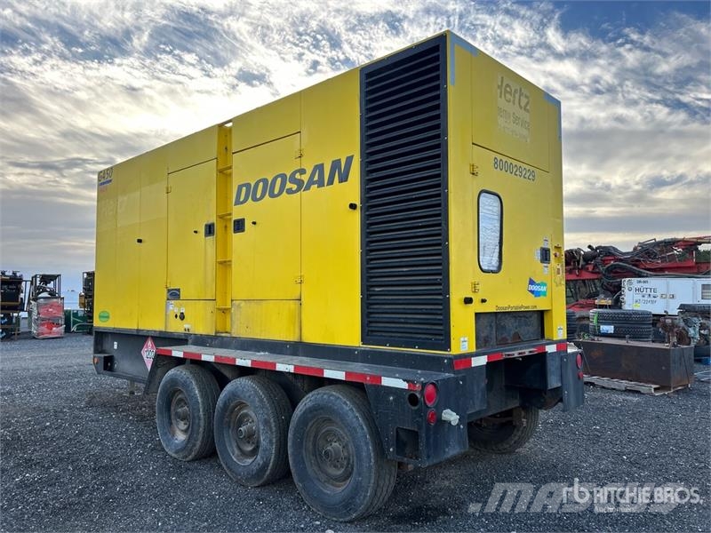 Doosan G450WCU-2C-FX-T2 400 kW Mobile Generator Set 柴油发电机