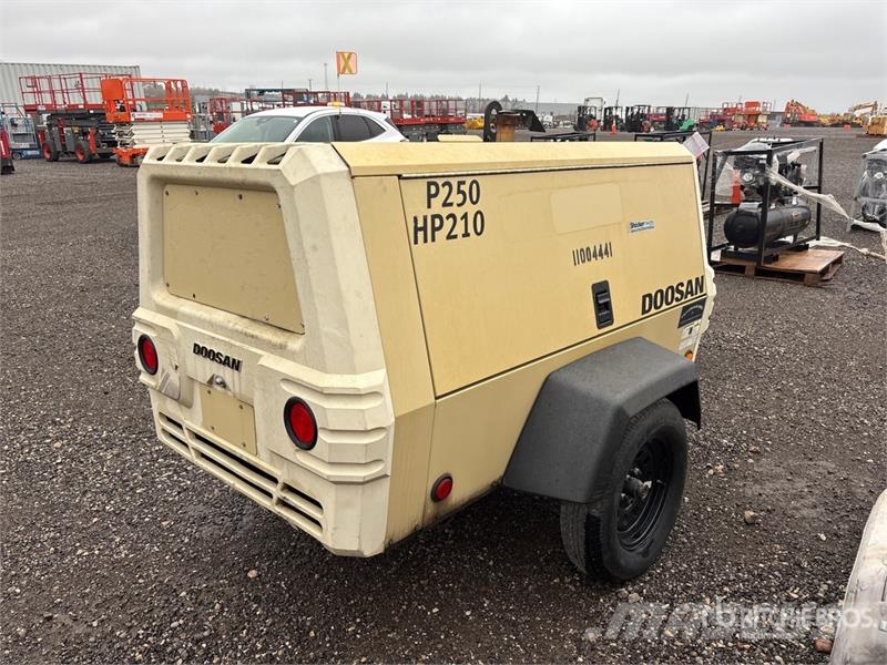 Doosan P250/HP210WDO-T4F Mobile Mobile Air Compressor Kompresori