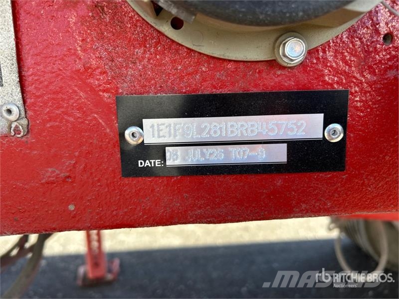 East Mfg 26 ft T/A End Dump Trailer مقطورات قلابة