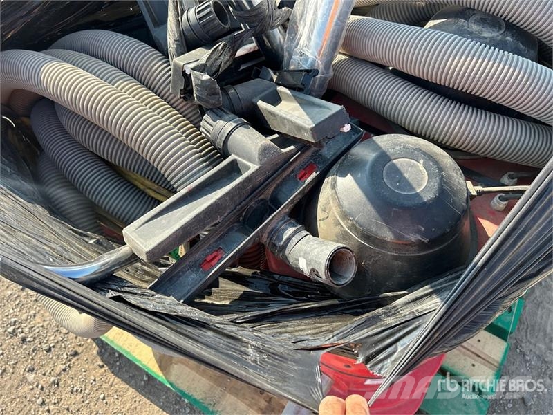 Edco of (2) Edco Vacuum Cleaner Pölynimurit