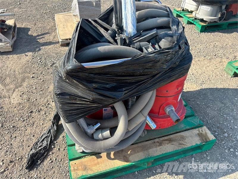 Edco of (2) Edco Vacuum Cleaner Pölynimurit