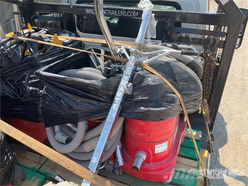 Edco of (2) Edco Vacuum Cleaner Pölynimurit
