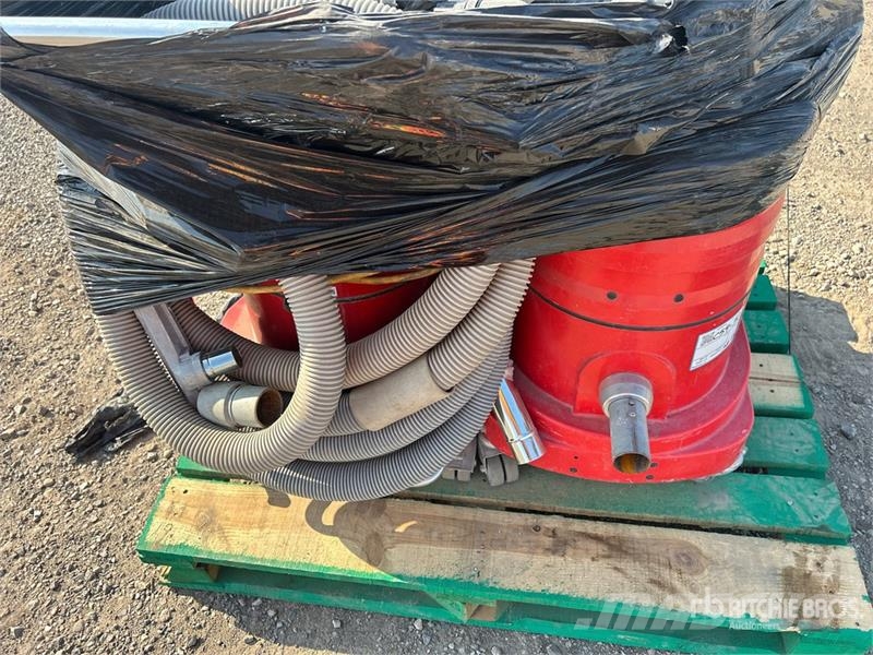 Edco of (2) Edco Vacuum Cleaner Pölynimurit