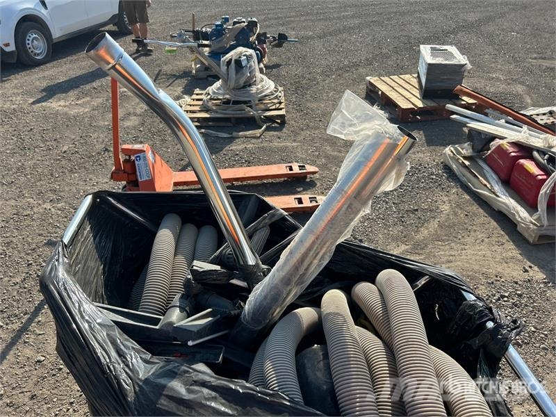 Edco of (2) Edco Vacuum Cleaner Pölynimurit