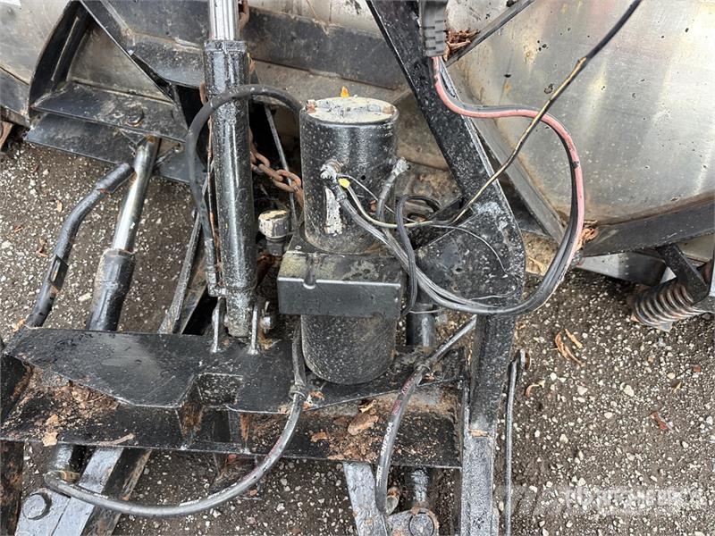 Fisher 8 ft Hydraulic Reversing Snow Plow - Fits Truck Snežne daske i plugovi