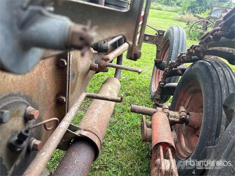 Ford 2WD Antique Tractor Tractors