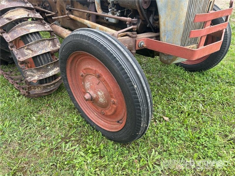 Ford 2WD Antique Tractor Tractors