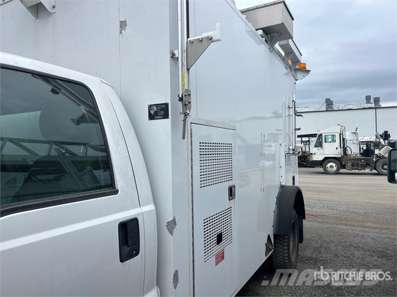 Ford 41 30 ft on Ford F-550 XL 4x2 Van Mounted Aerial Autoplošiny