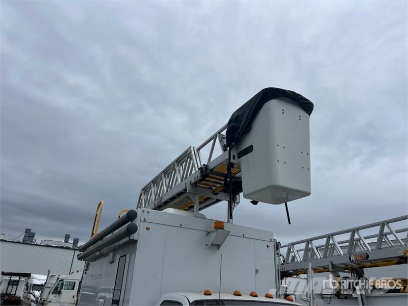 Ford 41 30 ft on Ford F-550 XL 4x2 Van Mounted Aerial Autoplošiny