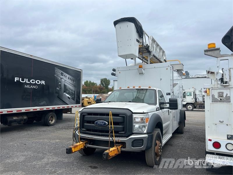 Ford 41 30 ft on Ford F-550 XL 4x2 Van Mounted Aerial Autoplošiny