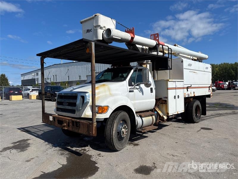 Ford Altec LR756 56 ft on Ford F-750 XL 4x2 Forestry C Camion nacelle