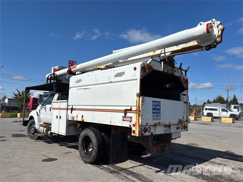 Ford Altec LR756 56 ft on Ford F-750 XL 4x2 Forestry C Camion nacelle