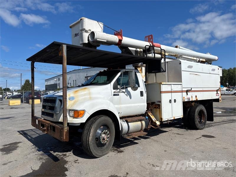 Ford Altec LR756 56 ft on Ford F-750 XL 4x2 Forestry C Camion nacelle
