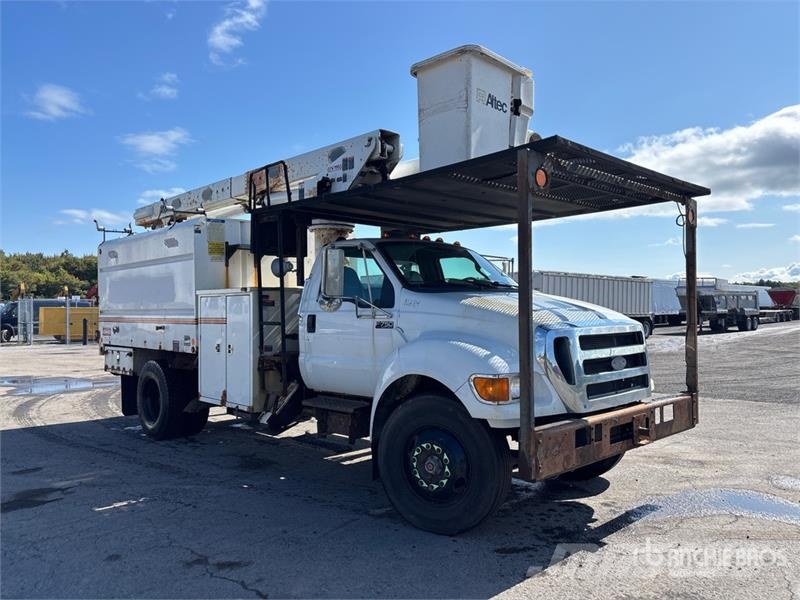 Ford Altec LR756 56 ft on Ford F-750 XL 4x2 Forestry C Camion nacelle