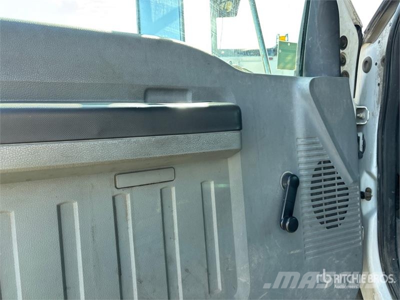 Ford Altec LR756 56 ft on Ford F-750 XL 4x2 Forestry C Camion nacelle