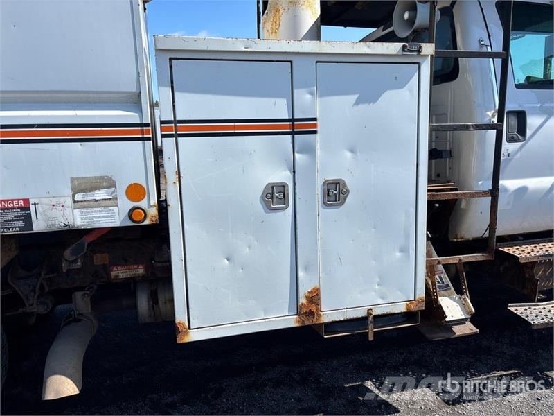 Ford Altec LR756 56 ft on Ford F-750 XL 4x2 Forestry C Camion nacelle