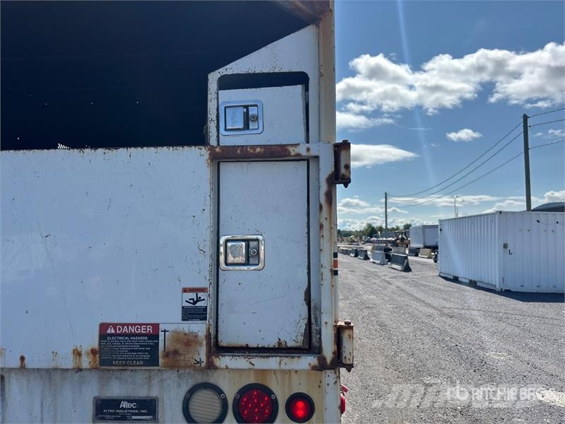 Ford Altec LR756 56 ft on Ford F-750 XL 4x2 Forestry C Camion nacelle