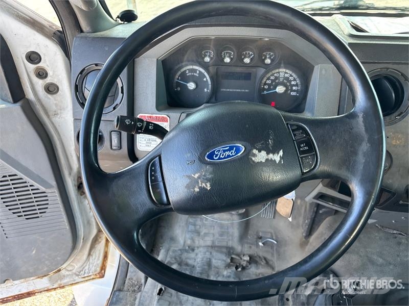 Ford Altec LR756 56 ft on Ford F-750 XL 4x2 Forestry C Camion nacelle
