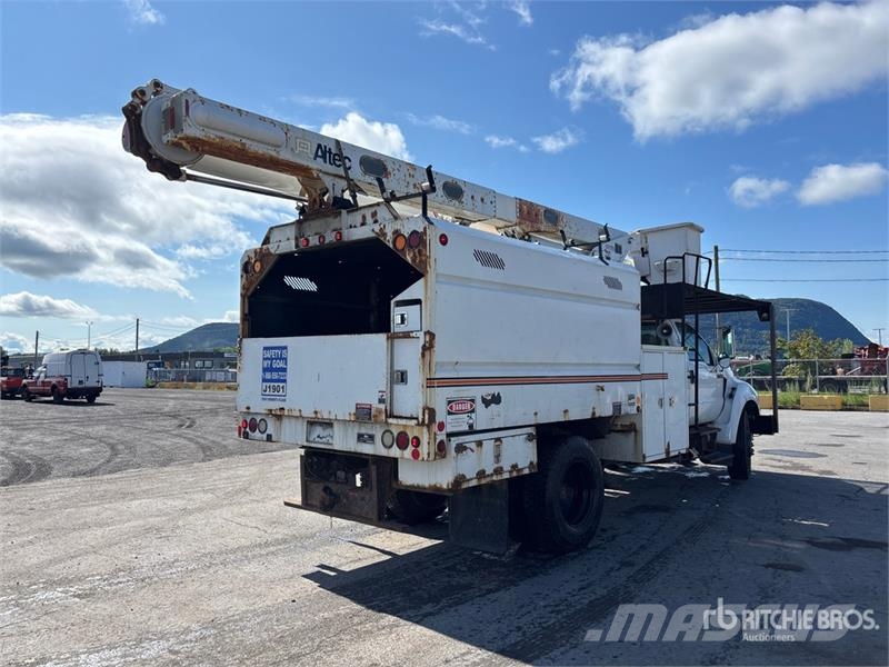 Ford Altec LR756 56 ft on Ford F-750 XL 4x2 Forestry C Camion nacelle