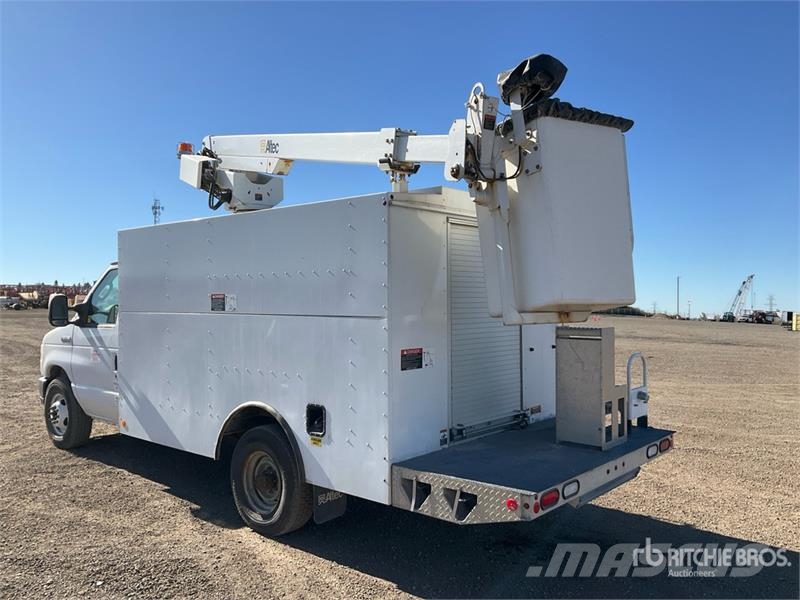 Ford AT200A 32 ft on Ford E-350 4x2 Van Mounted Aerial  Pacēlāji uz automašīnas bāzes