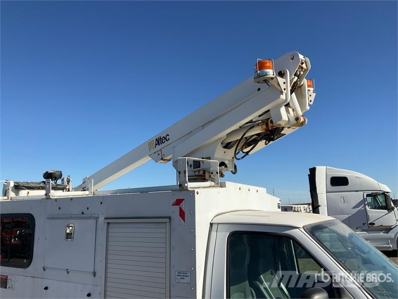Ford AT200A 32 ft on Ford E-350 4x2 Van Mounted Aerial  Pacēlāji uz automašīnas bāzes