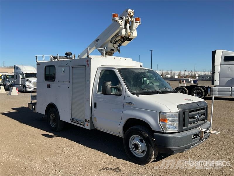 Ford AT200A 32 ft on Ford E-350 4x2 Van Mounted Aerial  Pacēlāji uz automašīnas bāzes