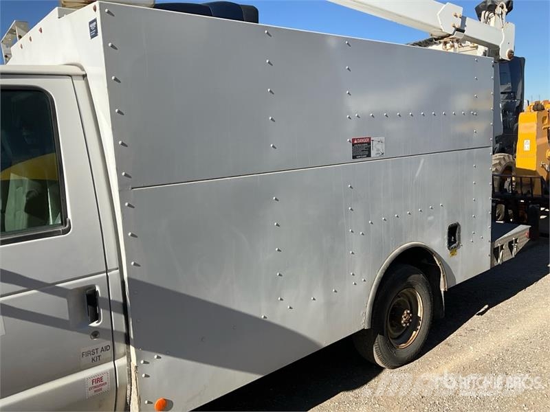 Ford AT200A 32 ft on Ford E-350 4x2 Van Mounted Aerial  Pacēlāji uz automašīnas bāzes