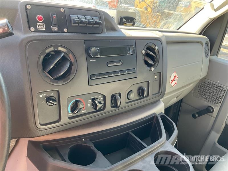 Ford AT200A 32 ft on Ford E-350 4x2 Van Mounted Aerial  Pacēlāji uz automašīnas bāzes