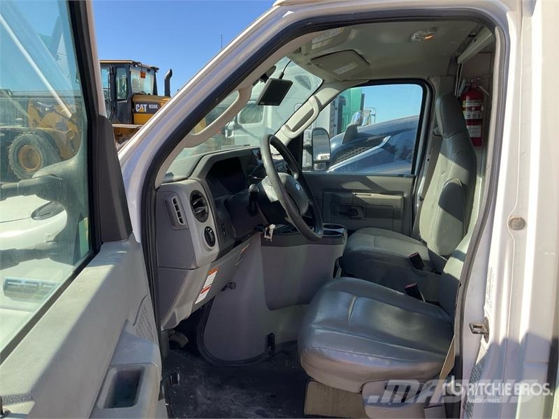 Ford AT200A 32 ft on Ford E-350 4x2 Van Mounted Aerial  Pacēlāji uz automašīnas bāzes