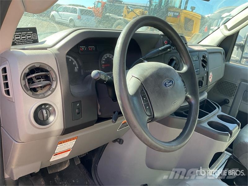 Ford AT200A 32 ft on Ford E-350 4x2 Van Mounted Aerial  Pacēlāji uz automašīnas bāzes