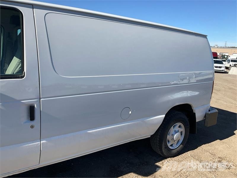 Ford E-250 大型面包车