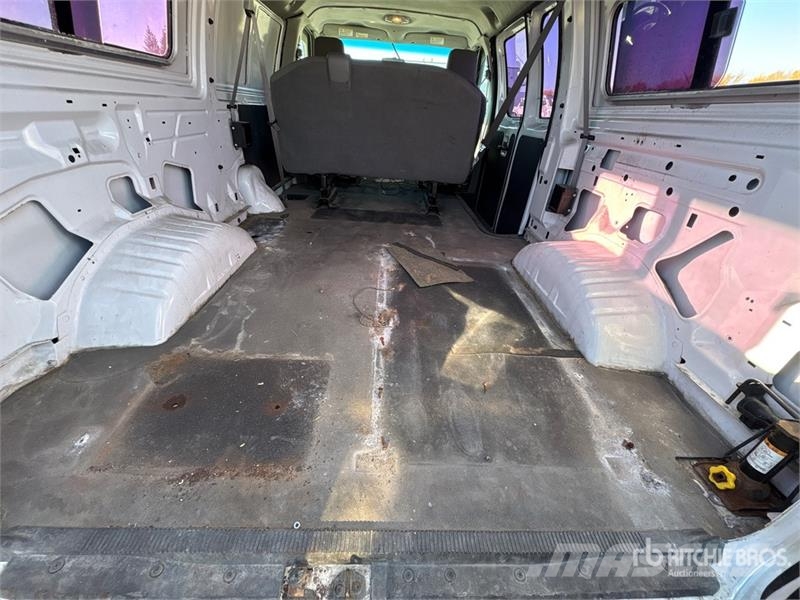 Ford E-250 大型面包车