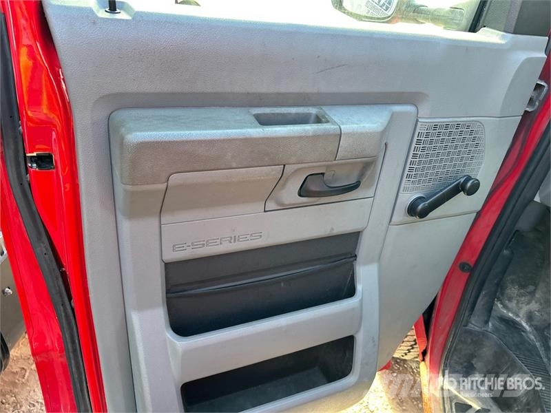 Ford E-250 Panel vans