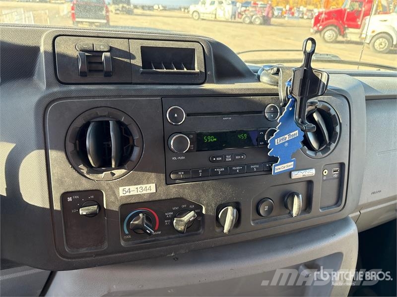 Ford E-250 大型面包车