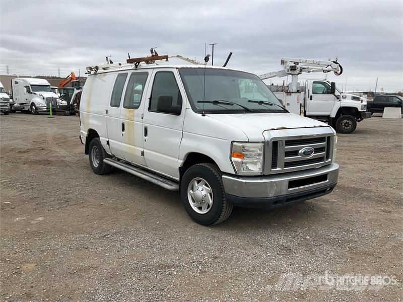 Ford E-250 Панельні фургони