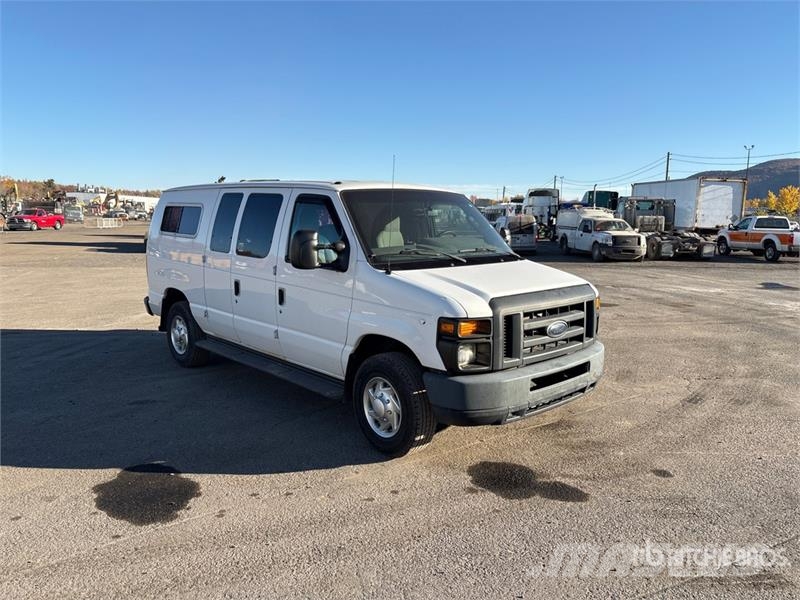 Ford E-250 大型面包车
