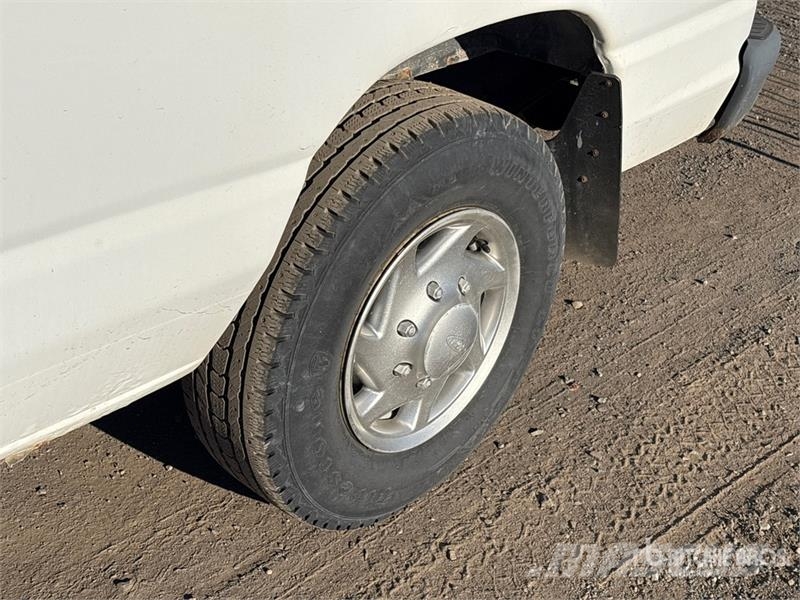 Ford E-250 大型面包车