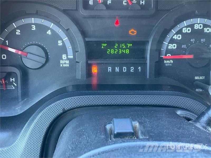 Ford E-250 大型面包车