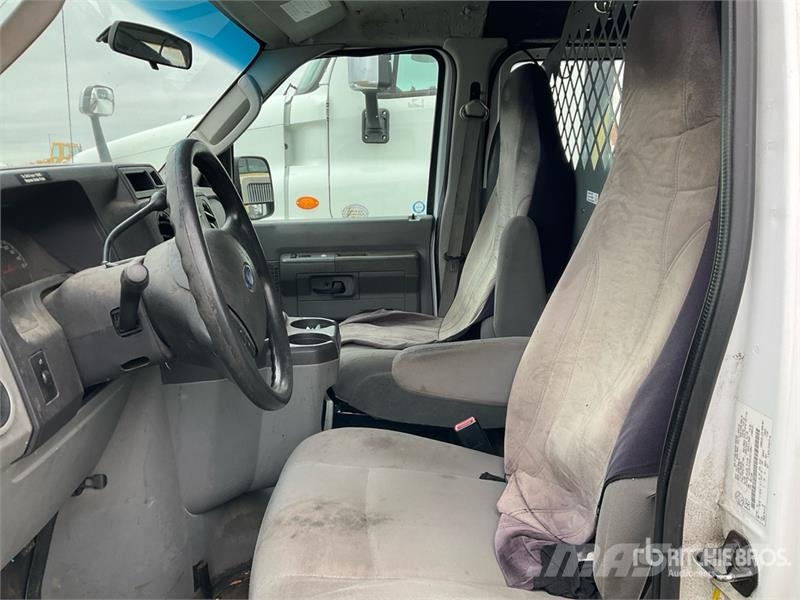 Ford E-250 Панельні фургони