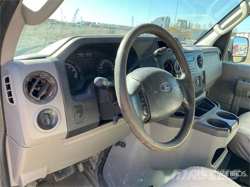 Ford E-250 大型面包车